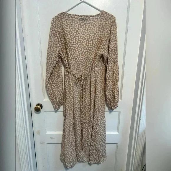 Faithfull the Brand
LE FIGARO MIDI DRESS
AZALEA FLORAL Size 6 $175 - Picture 7 of 7